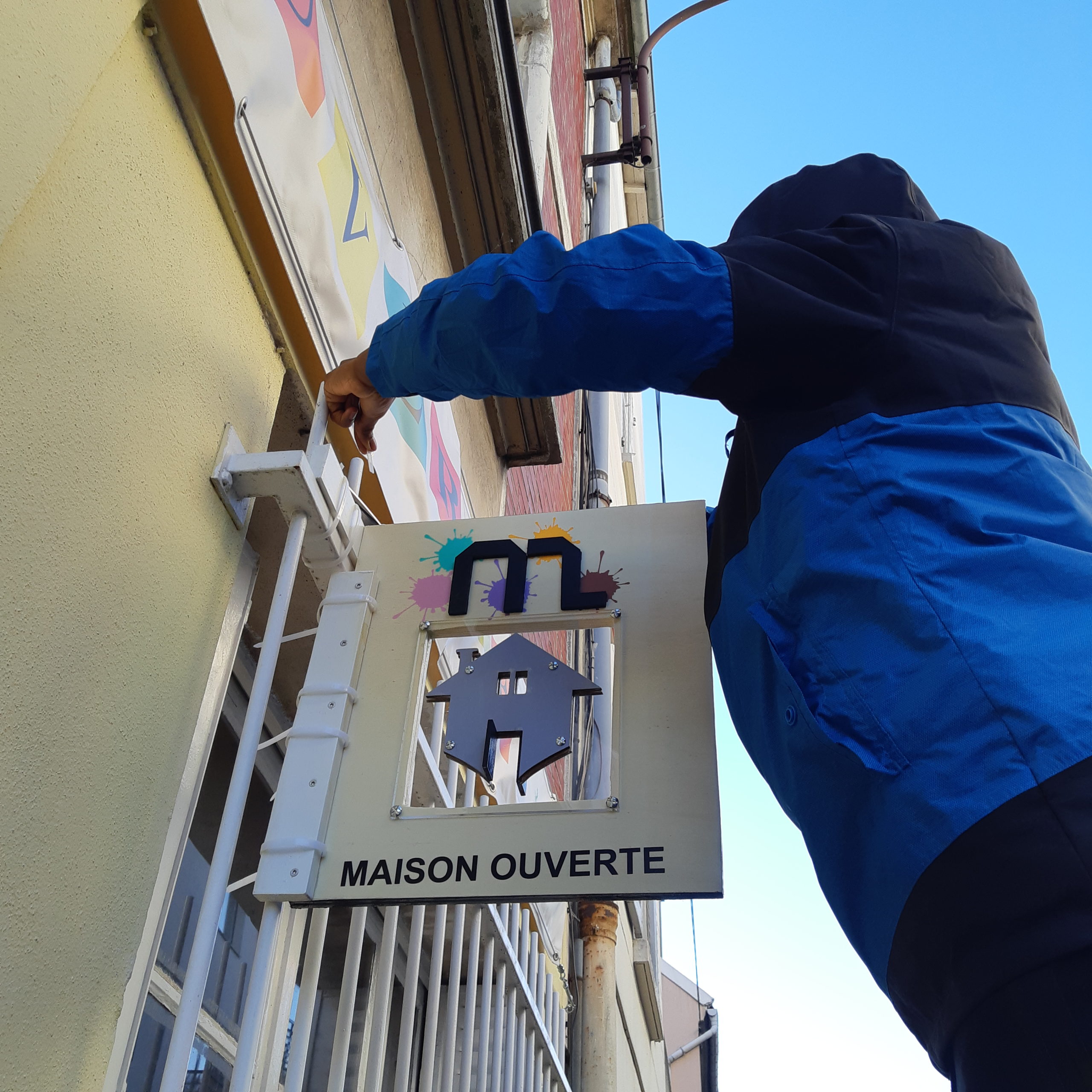 accrochage-enseigne-maison-ouverte-montreuil