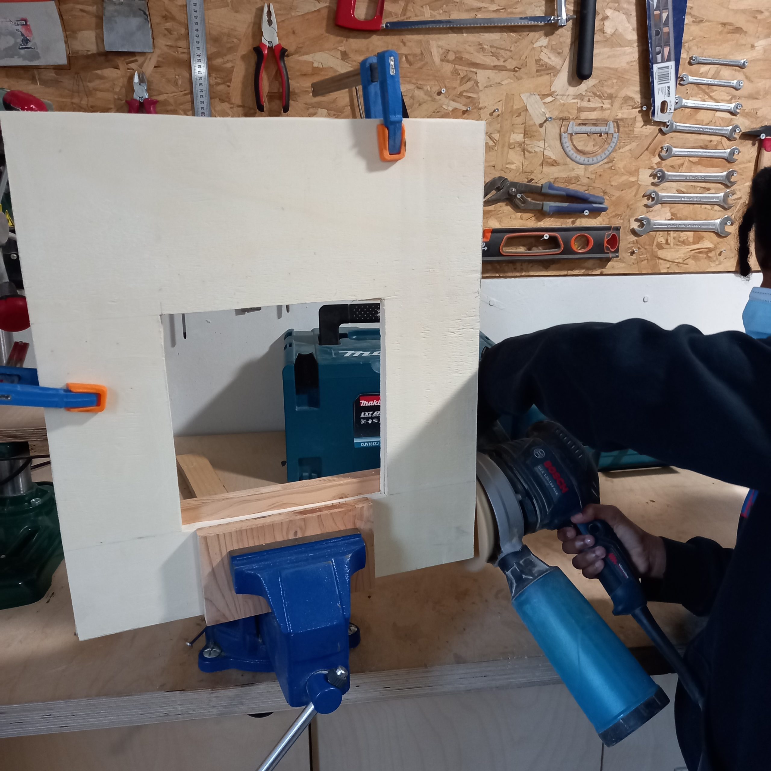 enseigne-bois-poncage-atelier-bois