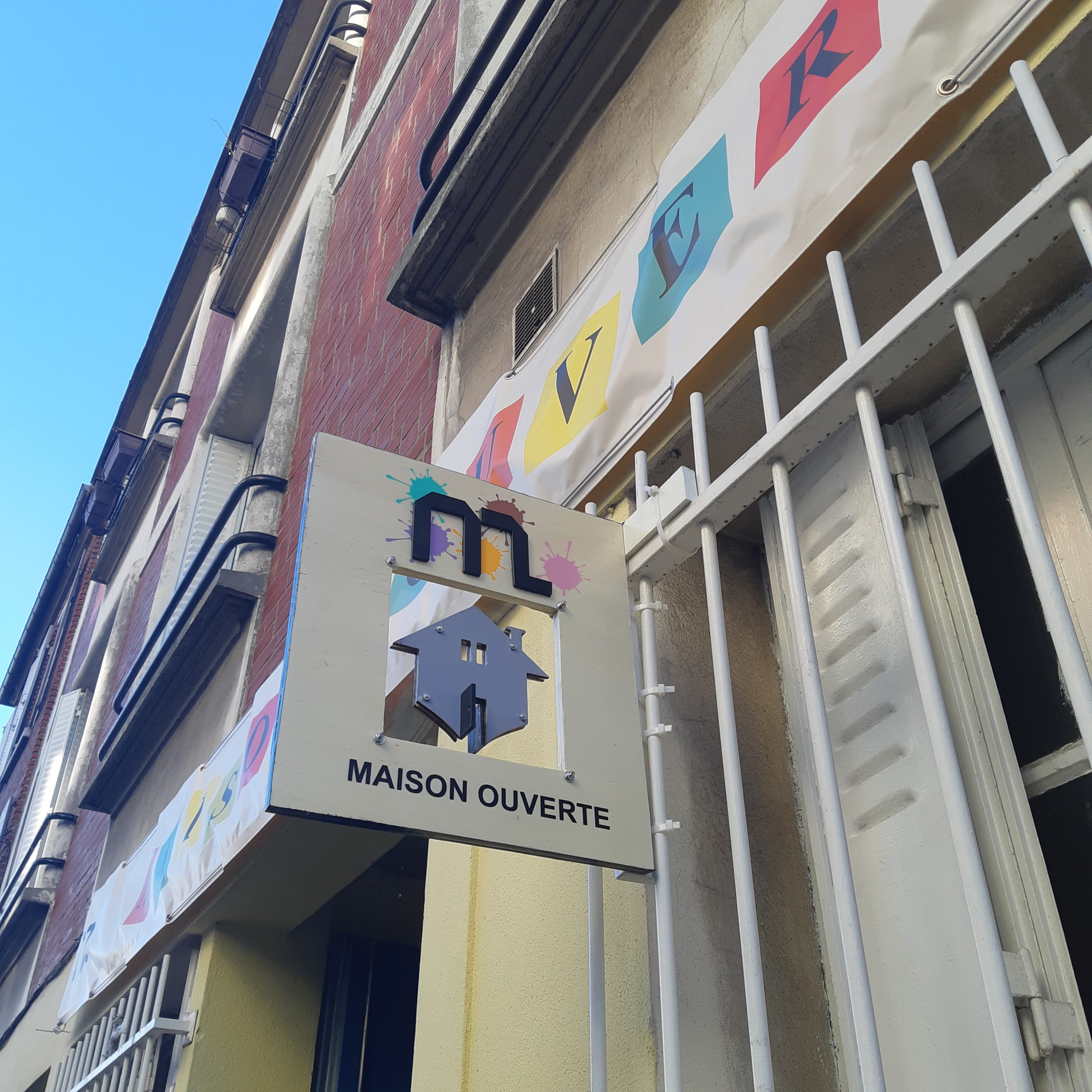 enseigne-maison-ouverte-montreuil-accroche