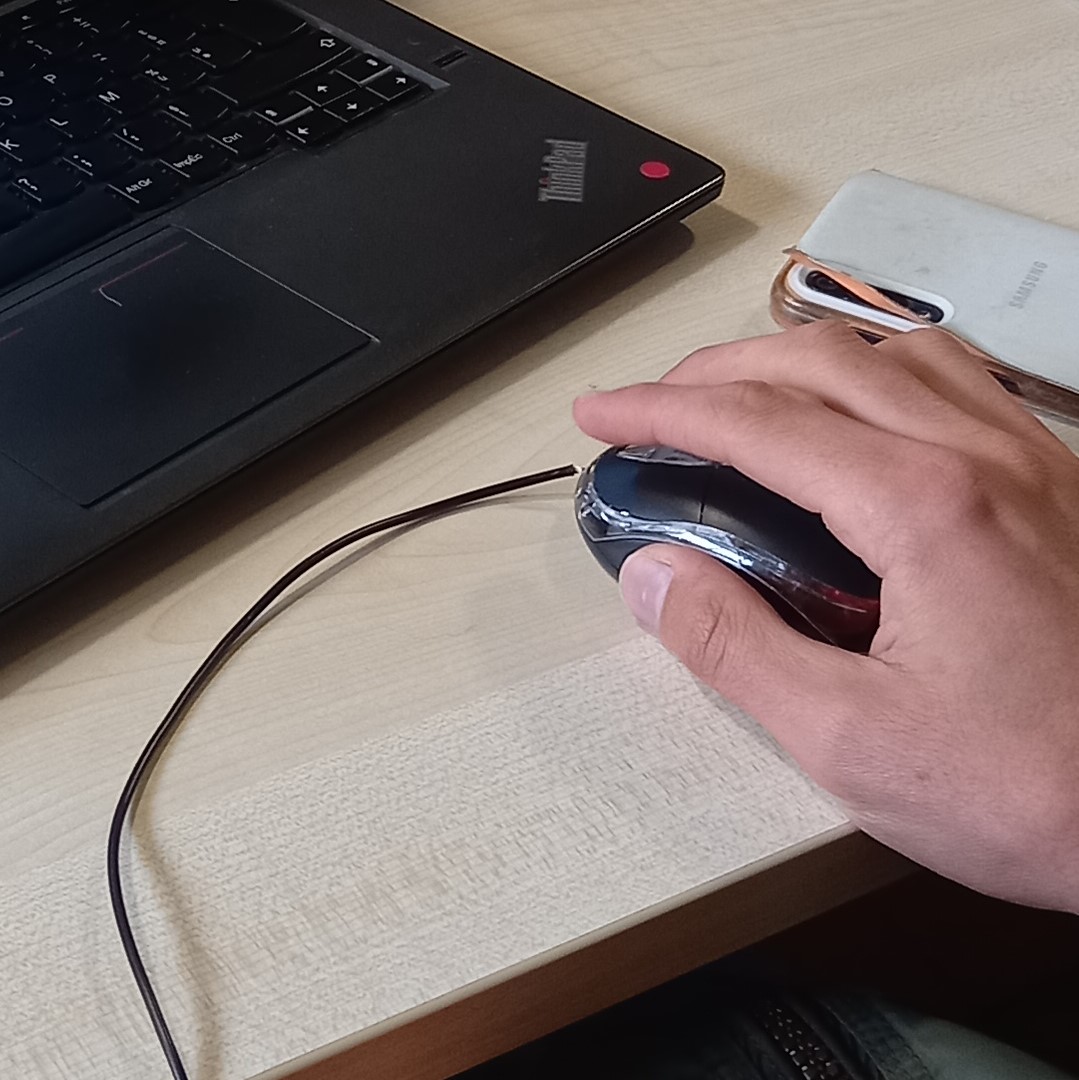 main-souris-ordinateur