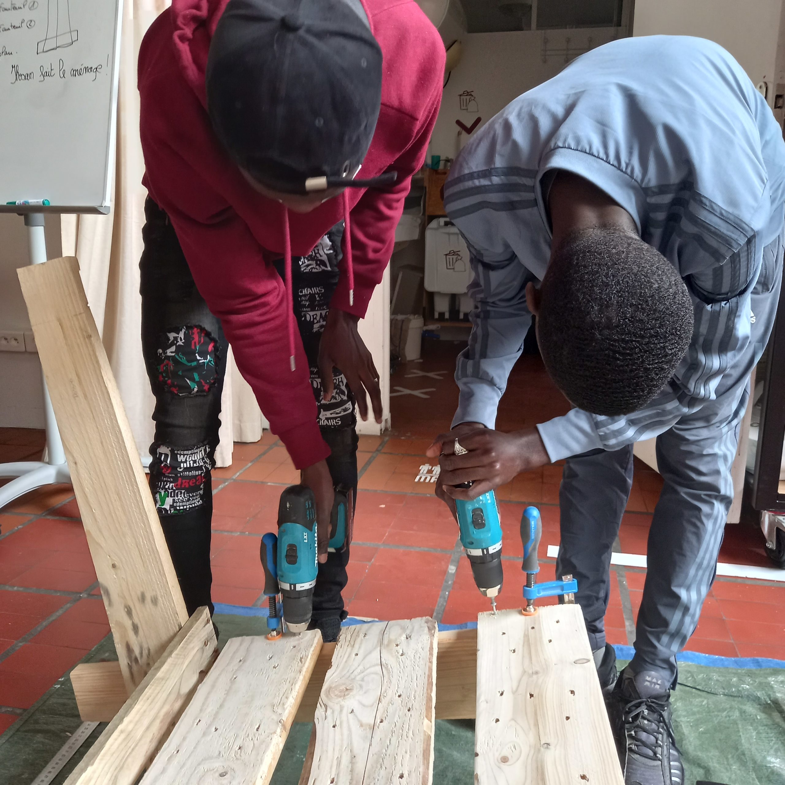 fablab la verriere montreuil assemblage fauteuil en bois de palette