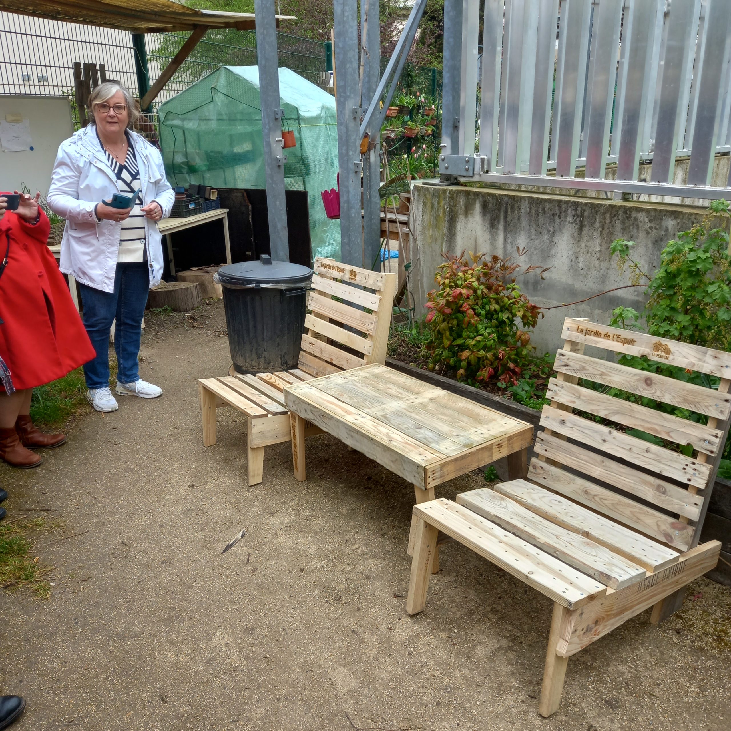 fablab la verriere restitution mobilier palette jardin espoir fauteuil table